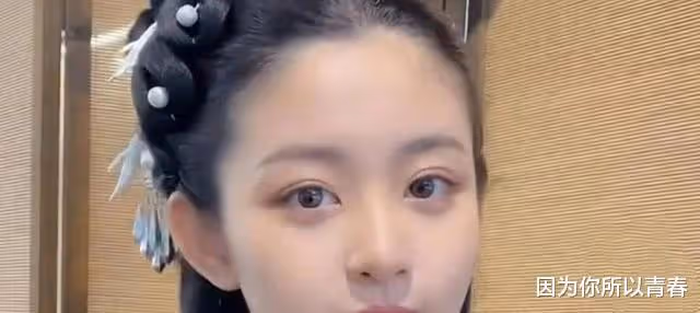 於正新簽約的女演員趙晴,是一位有靈氣的漢服美女,曾出演過反派