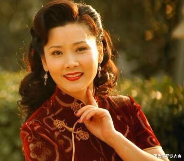 何賽飛:幼時被母親拋棄,與父親相依為命,好在嫁給初戀幸福至今