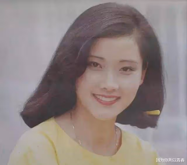 何賽飛:幼時被母親拋棄,與父親相依為命,好在嫁給初戀幸福至今