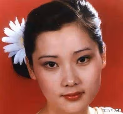 何賽飛:幼時被母親拋棄,與父親相依為命,好在嫁給初戀幸福至今