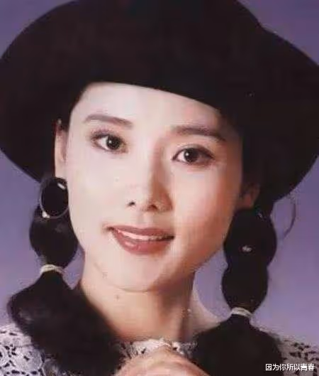 何賽飛:幼時被母親拋棄,與父親相依為命,好在嫁給初戀幸福至今