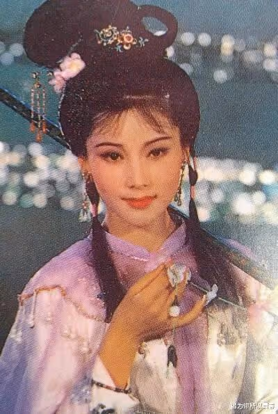 何賽飛:幼時被母親拋棄,與父親相依為命,好在嫁給初戀幸福至今
