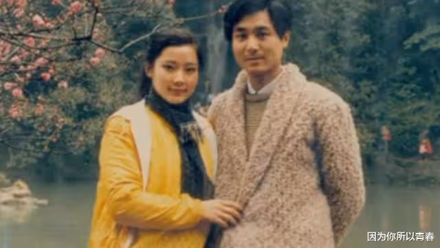 何賽飛:幼時被母親拋棄,與父親相依為命,好在嫁給初戀幸福至今