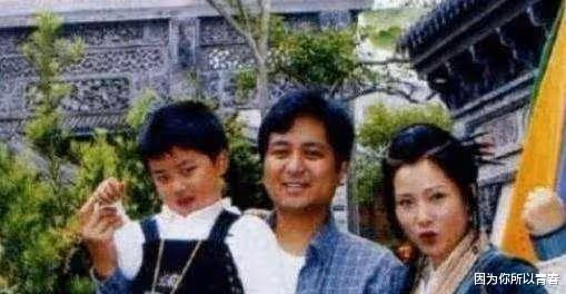 何賽飛:幼時被母親拋棄,與父親相依為命,好在嫁給初戀幸福至今