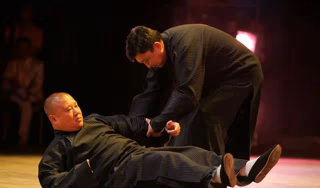 郭德綱如隱退誰接德雲社的班?兒子恐怕都不行,也許該有新的模式