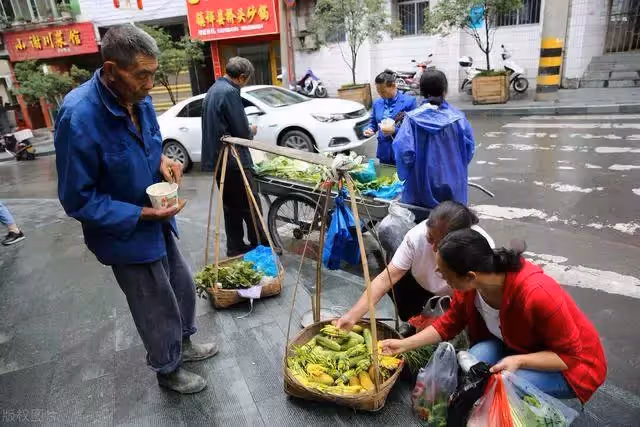 不給兒女添麻煩!83歲阿貝每天走4公里路「賣菜賺零花錢」:淩晨5點就起來,從不喊苦!鄰居有事就幫忙,出了名的熱心腸
