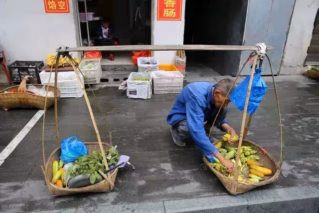 不給兒女添麻煩!83歲阿貝每天走4公里路「賣菜賺零花錢」:淩晨5點就起來,從不喊苦!鄰居有事就幫忙,出了名的熱心腸