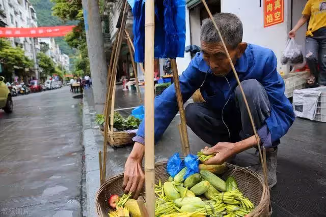 不給兒女添麻煩!83歲阿貝每天走4公里路「賣菜賺零花錢」:淩晨5點就起來,從不喊苦!鄰居有事就幫忙,出了名的熱心腸