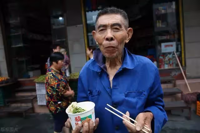 不給兒女添麻煩!83歲阿貝每天走4公里路「賣菜賺零花錢」:淩晨5點就起來,從不喊苦!鄰居有事就幫忙,出了名的熱心腸