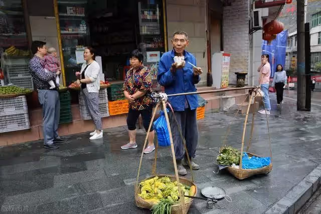 不給兒女添麻煩!83歲阿貝每天走4公里路「賣菜賺零花錢」:淩晨5點就起來,從不喊苦!鄰居有事就幫忙,出了名的熱心腸