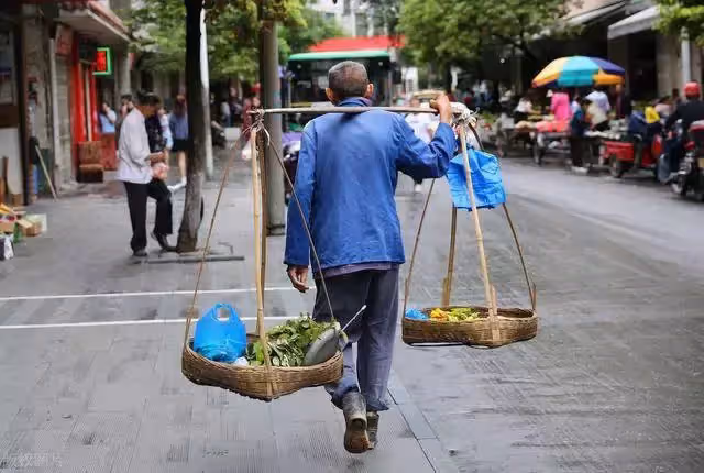不給兒女添麻煩!83歲阿貝每天走4公里路「賣菜賺零花錢」:淩晨5點就起來,從不喊苦!鄰居有事就幫忙,出了名的熱心腸