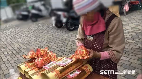 不敢倒下!7旬嬤「為籌癱尪續命錢」頂寒流賣金紙,深情到白頭「無悔10元度日」哽咽告白老伴:只求他能好起來!