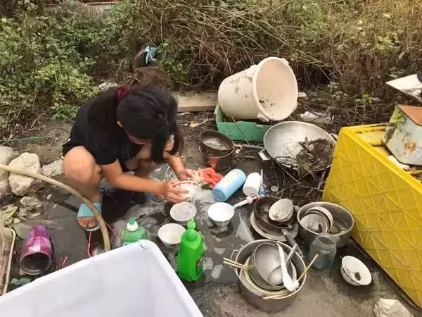 讓人心疼!貧困兄妹冬天穿短袖扛家計,收到暖心人送「過年新衣」淚目:不敢相信能有新衣穿!惹網友鼻酸:還是孩子