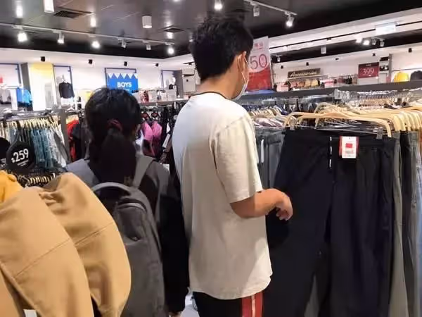 讓人心疼!貧困兄妹冬天穿短袖扛家計,收到暖心人送「過年新衣」淚目:不敢相信能有新衣穿!惹網友鼻酸:還是孩子