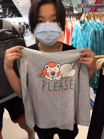 讓人心疼!貧困兄妹冬天穿短袖扛家計,收到暖心人送「過年新衣」淚目:不敢相信能有新衣穿!惹網友鼻酸:還是孩子