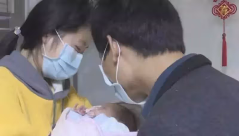 從無人照顧的嬰兒到博士,養父扛煤氣罐供讀,24年後,親生父母上門拿200萬認親被拒