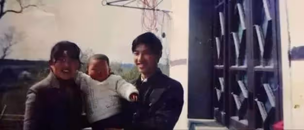 從無人照顧的嬰兒到博士,養父扛煤氣罐供讀,24年後,親生父母上門拿200萬認親被拒
