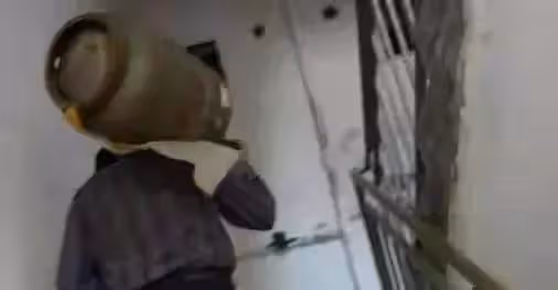 從無人照顧的嬰兒到博士,養父扛煤氣罐供讀,24年後,親生父母上門拿200萬認親被拒