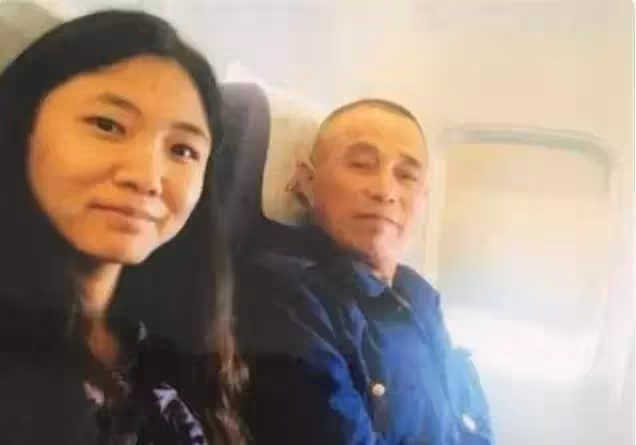 從無人照顧的嬰兒到博士,養父扛煤氣罐供讀,24年後,親生父母上門拿200萬認親被拒