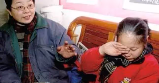 從無人照顧的嬰兒到博士,養父扛煤氣罐供讀,24年後,親生父母上門拿200萬認親被拒