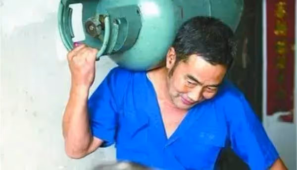 從無人照顧的嬰兒到博士,養父扛煤氣罐供讀,24年後,親生父母上門拿200萬認親被拒