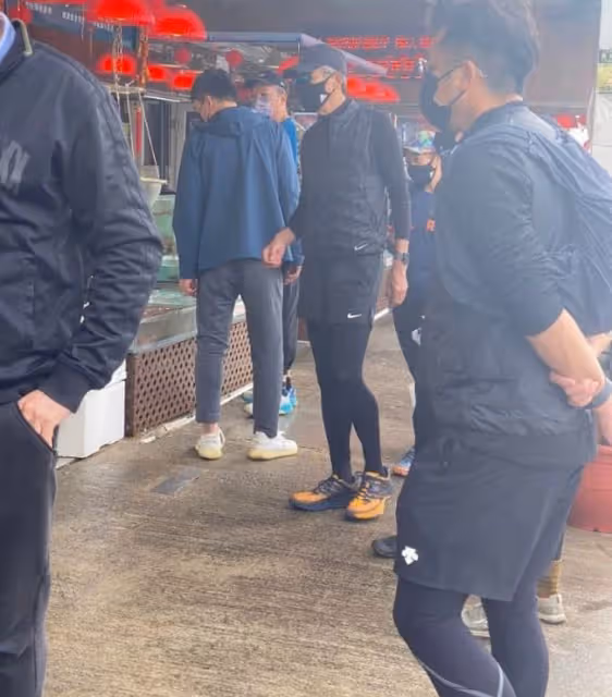 66歲周潤發近況,包裹嚴實出行仍被認出,向路人發81元紅包太大方