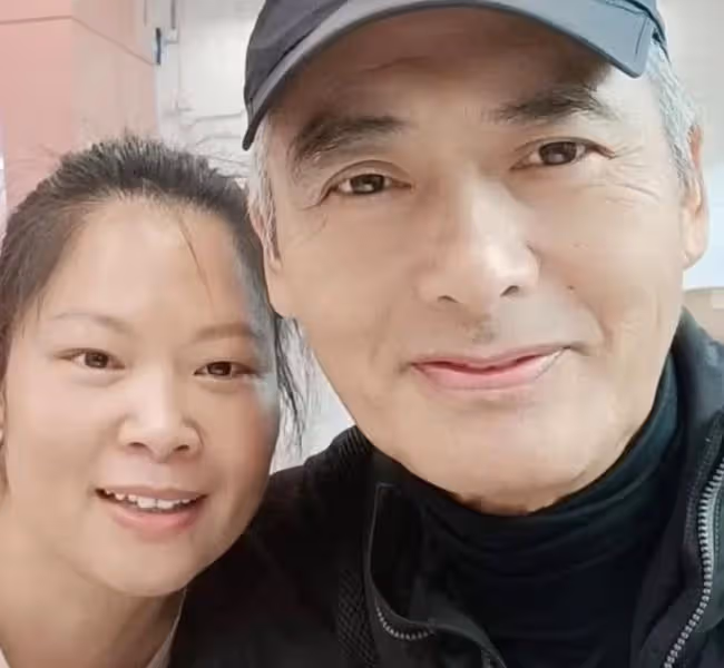 66歲周潤發近況,包裹嚴實出行仍被認出,向路人發81元紅包太大方