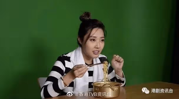 失落視後沒關係!鍾嘉欣贏盡民心獲10萬訂閱獎牌