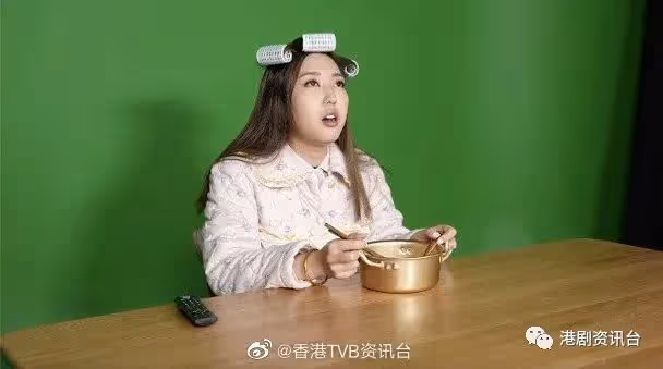 失落視後沒關係!鍾嘉欣贏盡民心獲10萬訂閱獎牌