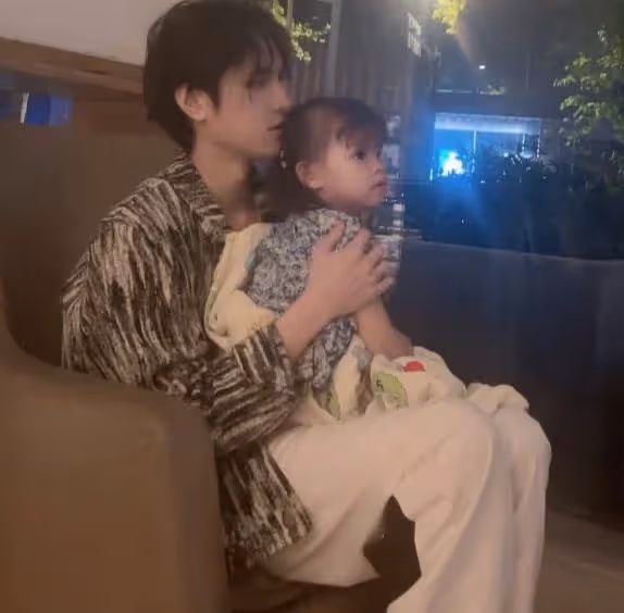 網紅韓安冉直播談女兒,稱小豬妹喜歡「倆爸爸」,網友:情商夠高