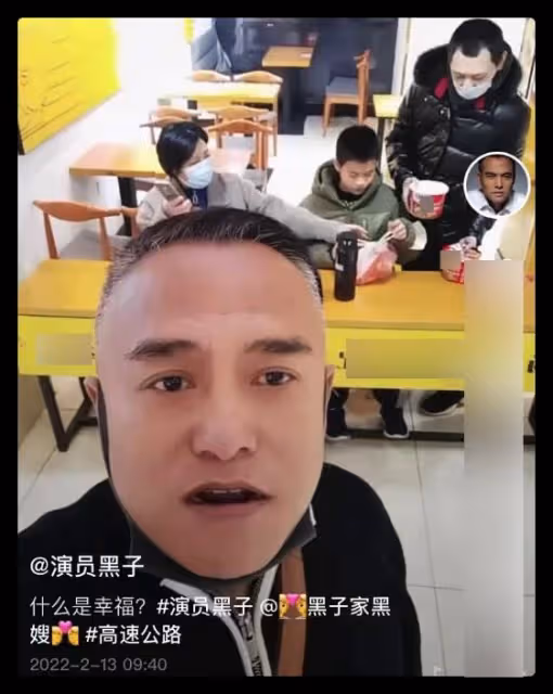 老戲骨黑子現身高速休息站,和妻兒坐小店吃泡麵,打扮樸素獲稱讚