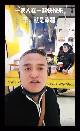 老戲骨黑子現身高速休息站,和妻兒坐小店吃泡麵,打扮樸素獲稱讚