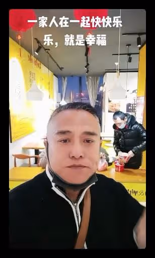 老戲骨黑子現身高速休息站,和妻兒坐小店吃泡麵,打扮樸素獲稱讚