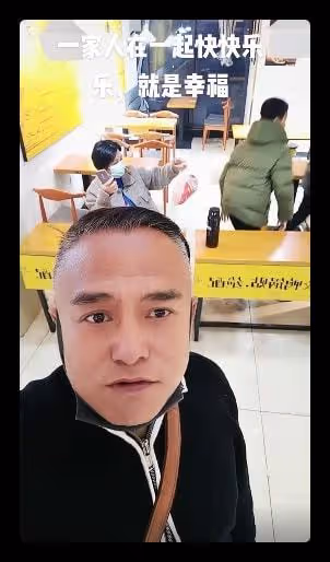 老戲骨黑子現身高速休息站,和妻兒坐小店吃泡麵,打扮樸素獲稱讚