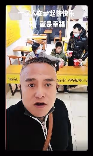 老戲骨黑子現身高速休息站,和妻兒坐小店吃泡麵,打扮樸素獲稱讚