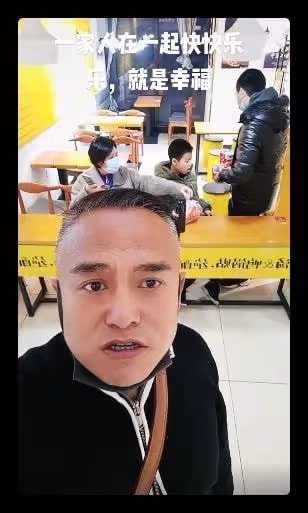 老戲骨黑子現身高速休息站,和妻兒坐小店吃泡麵,打扮樸素獲稱讚
