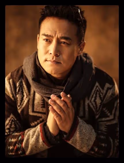 老戲骨黑子現身高速休息站,和妻兒坐小店吃泡麵,打扮樸素獲稱讚