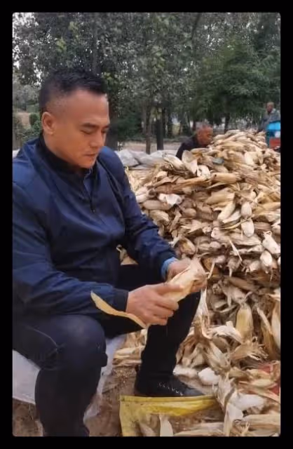老戲骨黑子現身高速休息站,和妻兒坐小店吃泡麵,打扮樸素獲稱讚