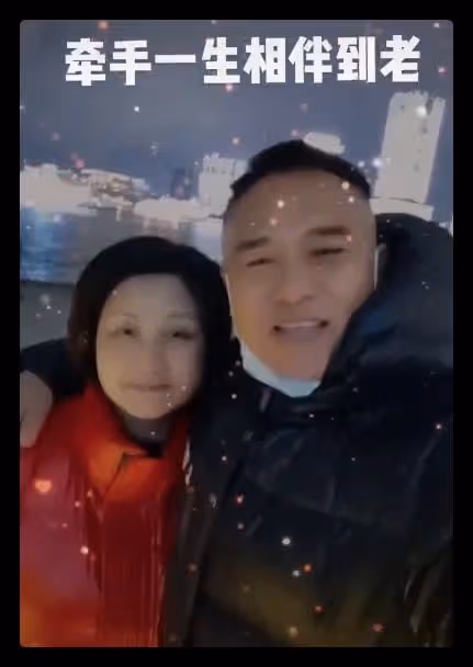 老戲骨黑子現身高速休息站,和妻兒坐小店吃泡麵,打扮樸素獲稱讚