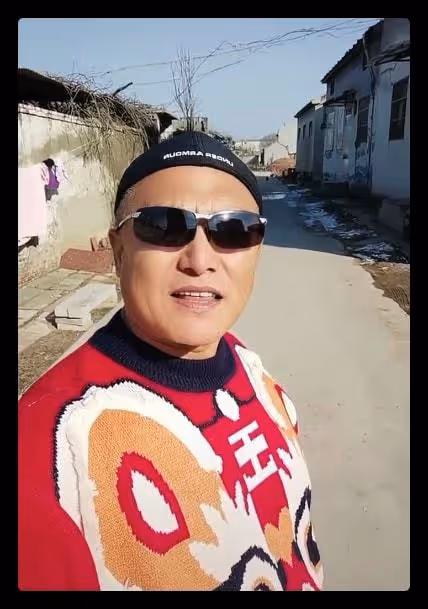 老戲骨黑子現身高速休息站,和妻兒坐小店吃泡麵,打扮樸素獲稱讚