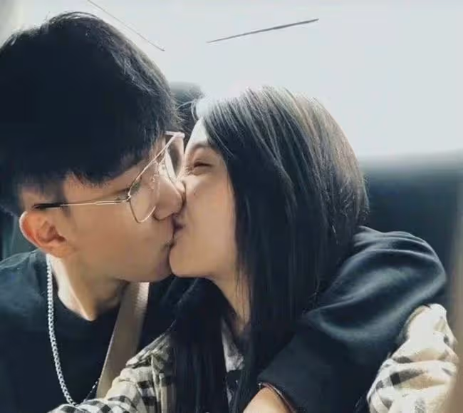 21歲女星自曝戀情後道歉,流淚鞠躬疑作秀,直言絕不退團氣死粉絲