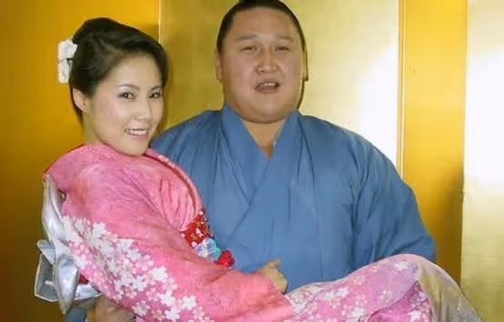 日本相撲又肥又丑,為何日本女孩爭著嫁?原因很簡單