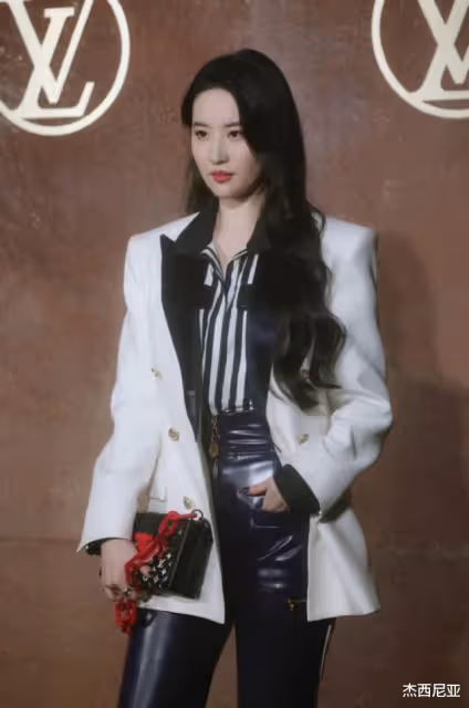 朱一龍在女裝秀上耍大牌搶壓軸，舒淇點贊劉亦菲救場微博還原真相