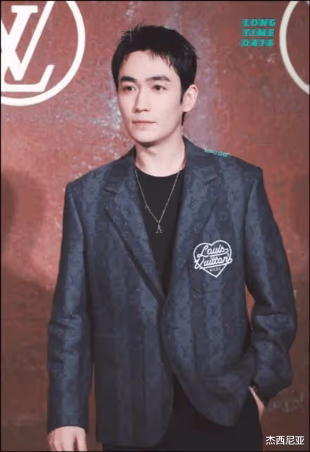 朱一龍在女裝秀上耍大牌搶壓軸，舒淇點贊劉亦菲救場微博還原真相