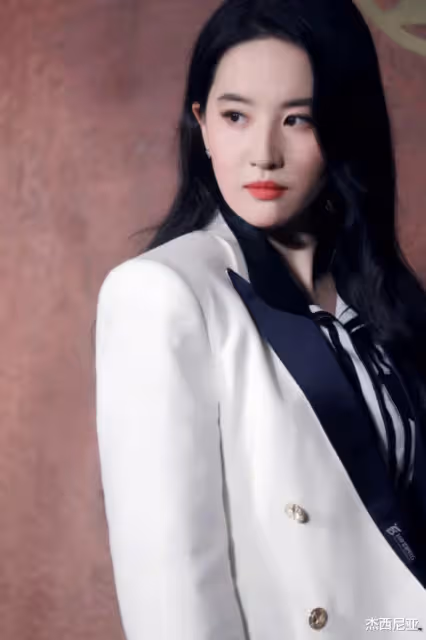 朱一龍在女裝秀上耍大牌搶壓軸，舒淇點贊劉亦菲救場微博還原真相