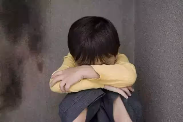 小學生滿分作文《孤獨》,通篇沒有「孤獨」二字,訴盡苦楚「爸媽離婚三年沒人想起我」,老師淚流滿面給出滿分