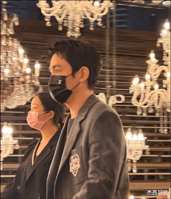 朱一龍在女裝秀上耍大牌搶壓軸，舒淇點贊劉亦菲救場微博還原真相