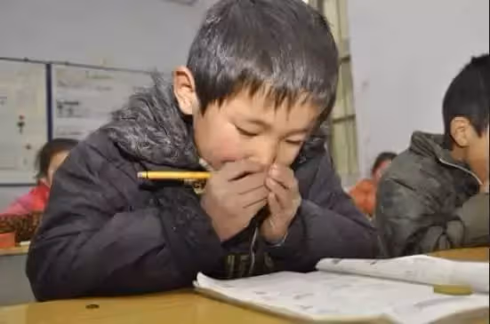小學生滿分作文《孤獨》,通篇沒有「孤獨」二字,訴盡苦楚「爸媽離婚三年沒人想起我」,老師淚流滿面給出滿分