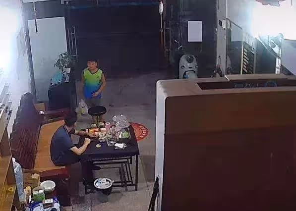 男孩雨天放學無人接，鼓起勇氣「向理髮店老闆求助」，暖心老闆「冒雨騎行6公里」送他回家，網友：勇敢的小孩遇上善良的大人