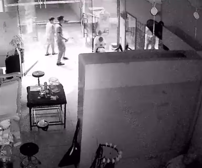 男孩雨天放學無人接，鼓起勇氣「向理髮店老闆求助」，暖心老闆「冒雨騎行6公里」送他回家，網友：勇敢的小孩遇上善良的大人
